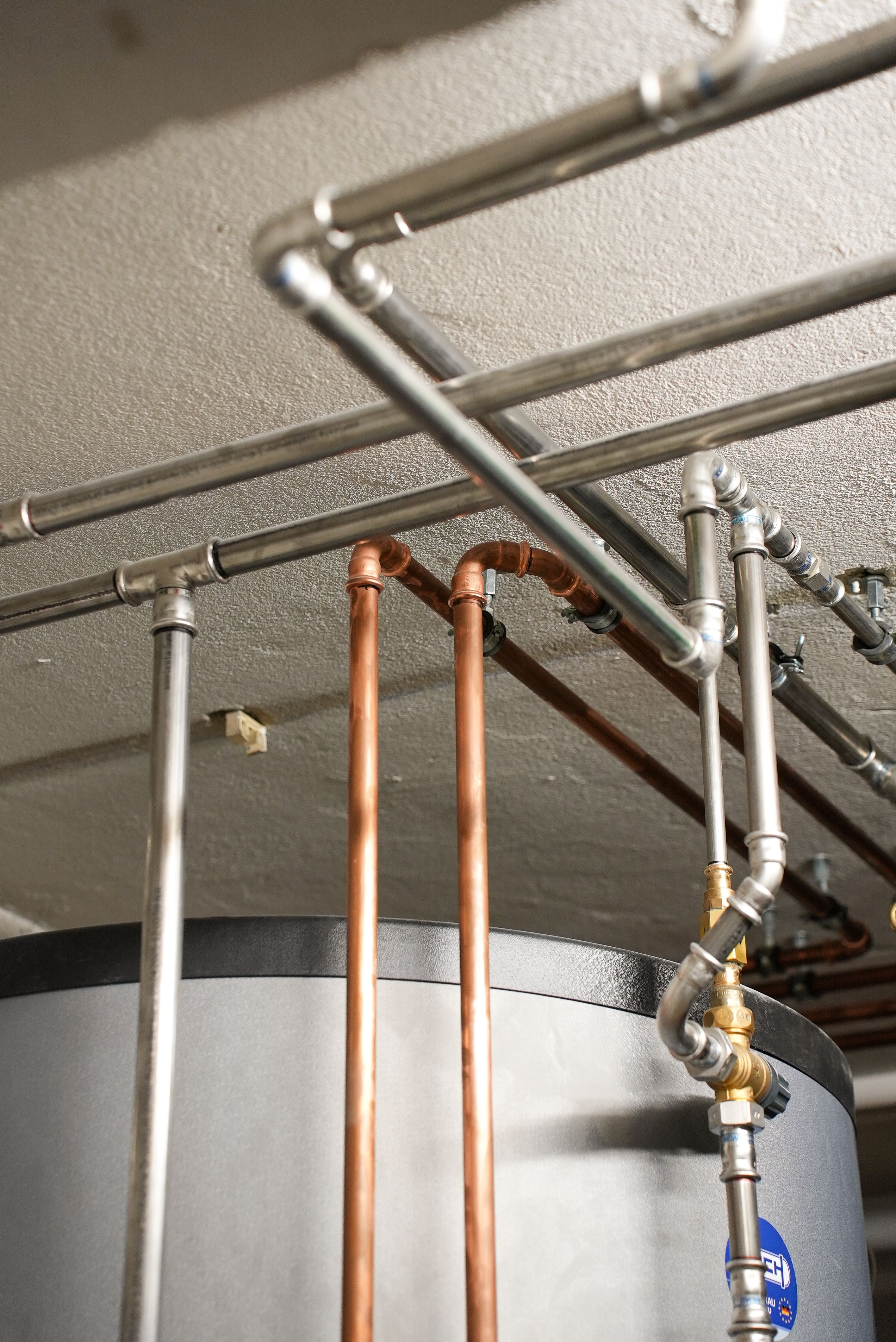 Personen die Leitungen installieren