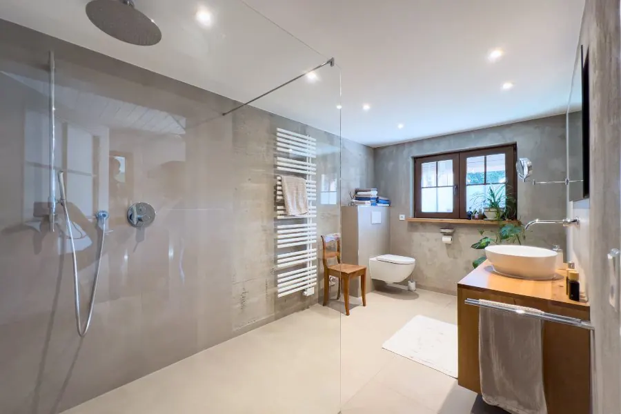 Neues Bad mit bodengleicher Dusche